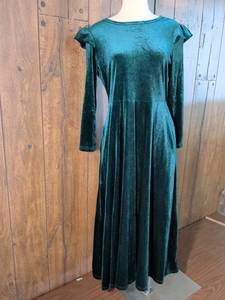 lot 88 image: Emerald Green Velvet Maxi Dress
