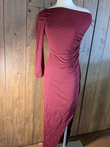 lot 93 image: Side Split Burgundy Dress Size M