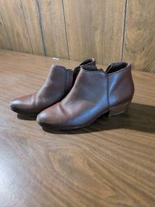 lot 126 image: Brown Leather Ankle Boots with Low Stack Heel