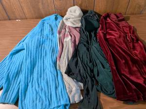 lot 140 image: Womens Multi-Pack Fashion Long Sleeve Tops
