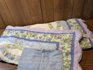 lot 203 image: Handmade Floral Cotton Quilt