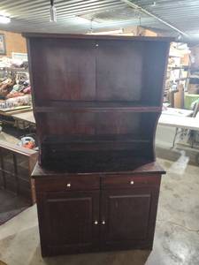 lot 2002 image: Traditional Dark Wood Corner Cabinet