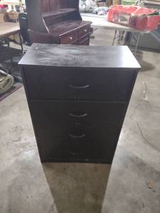 lot 2003 image: Four drawer chest