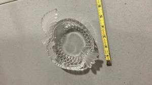 lot 2071 image: Crystal Fish Shaped Decorative Dish