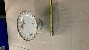 lot 2088 image: Decorative Porcelain pedestal plate