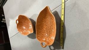 lot 2236 image: Mid-Century Franciscan Pottery Leaf Dish Set