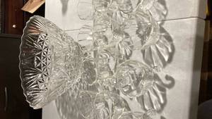 lot 2280 image: Clear Crystal Cut Glass Bowl with Starburst Pattern 14 cups