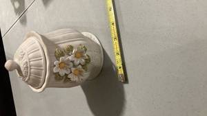 lot 2287 image: Ceramic Daisy Floral Vase container