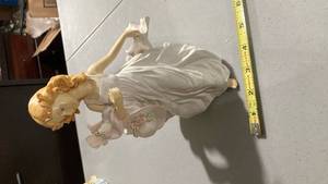 lot 2290 image: Porcelain Lady Figurine with Hat