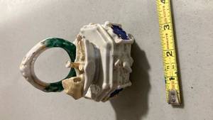 lot 2325 image: Porcelain trinket box