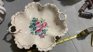 lot 2333 image: Decorative Porcelain bowl with flowers