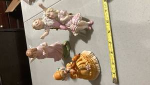 lot 2405 image: Decorative Porcelain Figurine Collection