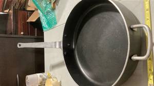lot 2468 image: Large skillet
