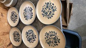 lot 2486 image: Pfaltzgraff Yorktowne Blue Floral Dinner Plates