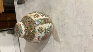lot 2514 image: Chinese Rose Medallion Porcelain Ginger Jar