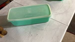 lot 2538 image: Tupperware Green Storage Container with Grid