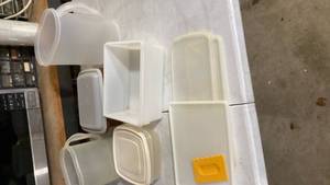 lot 2539 image: Rubbermaid and Tupperware Food Storage