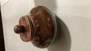 lot 2541 image: USA Pottery Brown Glazed Storage Jar with Lid