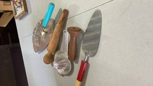 lot 2544 image: Kitchen Utensil Collection - Juicer and Tools