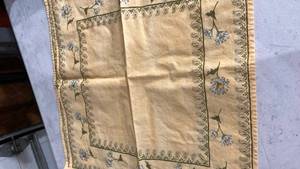 lot 2564 image: 2) Floral Daisy Print T napkins