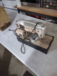lot 3987 image: White Electric Sewing Machine