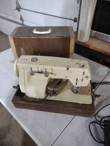 lot 3988 image: 1950s White Singer 404 Sewing Machine with Case