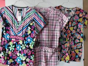 lot 66582 image: APPEARS NEW - Peaches Brand Medical Scrub Tops (Size XS) Lot of 3