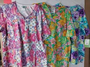lot 66586 image: APPEARS NEW - 1 Bio, 1 Cottonality, 1 WS Gear Floral Print Medical Scrub Tops (Size XL) Lot of 3