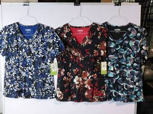 lot 66599 image: APPEARS NEW - Landau Floral Print Medical Scrub Top (Size Small) 3 Pack