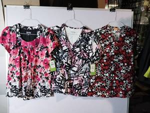 lot 66625 image: APPEARS NEW - Landau Medical Scrub Tops Bundle (Size Small) 3 Pack