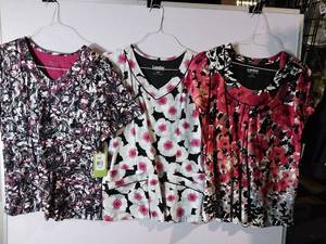 lot 66627 image: APPEARS NEW - Landau Floral Print Medical Scrub Tops (Size Large) 3 Pack