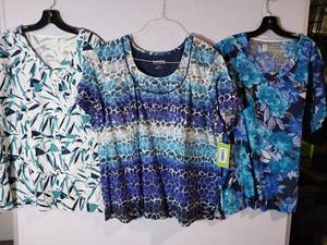 lot 66629 image: APPEARS NEW - Landau & BIO Blue Floral Pattern Medical Scrub Top Set (Size 2XL) 3 Pack