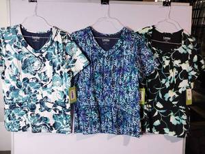 lot 66684 image: APPEARS NEW - Landau BluePurple Floral Print Medical Scrub Tops (Size Large) 3 Pack