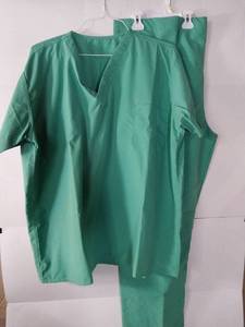 lot 66711 image: APPEARS NEW - Hinson & Hale Green Medical Scrub Shiet & Pant Set (Size XL)