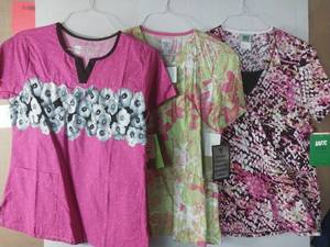 lot 66772 image: APPEARS NEW - WS Gear, Bio & Med Couture Brand Floral Print Medical Scrub Top Collection (Size Small) Lot of 3