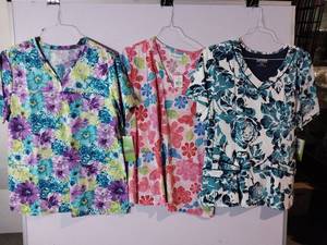 lot 66802 image: APPEARS NEW - Peaches, Landau & BIO Floral Print Medical Scrub Top Collection (Size XL) 3 Pack