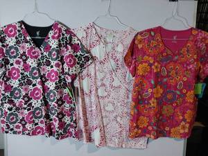 lot 66810 image: APPEARS NEW - MC2 Floral Print Medical Scrub Top Collection (Size XL) 3 Pack