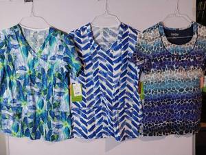 lot 66813 image: APPEARS NEW - Landau & Bio Medical Scrub Top Bundle - Blue Pattern Collection (Size Small) 3 Pack