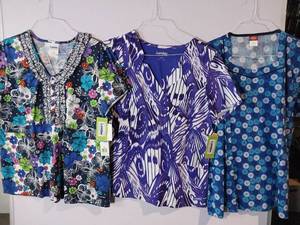 lot 66860 image: APPEARS NEW - Landau & DickiesMedical Scrub Tops Bundle (Size XLG) 3 Pack