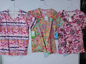 lot 66872 image: APPEARS NEW - Peaches & Bio Uniform Medical Scrub Top Collection (Size Small) 3 Pack