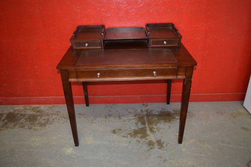 lot 3 image: Desk