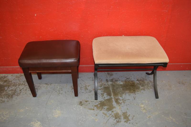 lot 7 image: 2 Ottomans