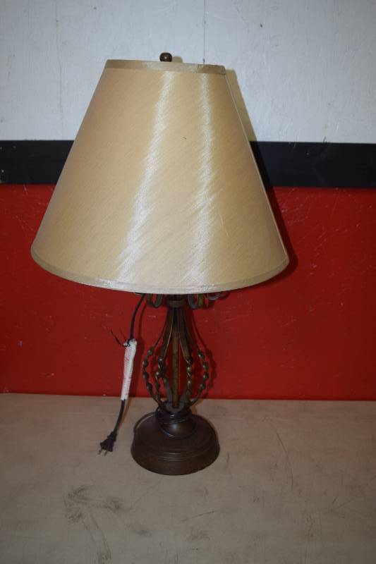lot 21 image: Lamp