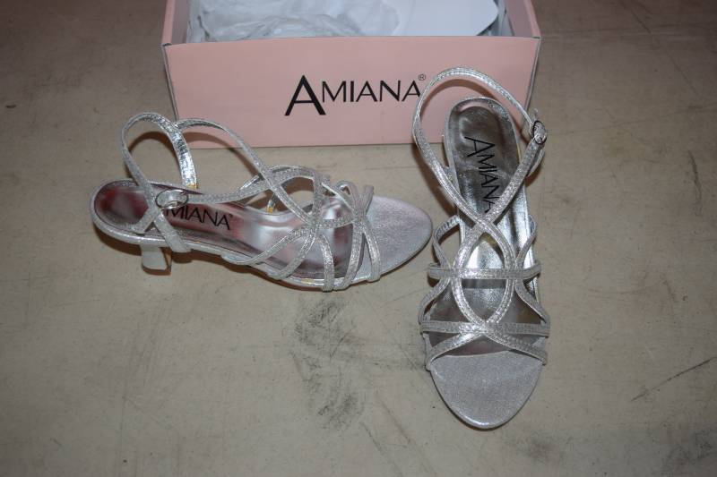 lot 30 image: Girls Amiana Shoes