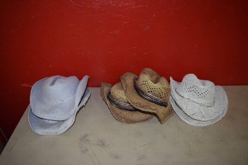 lot 34 image: 6 Girls Beach Hats