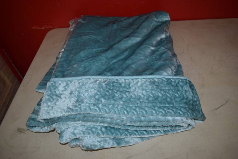 lot 36 image: Large Throw Blanket