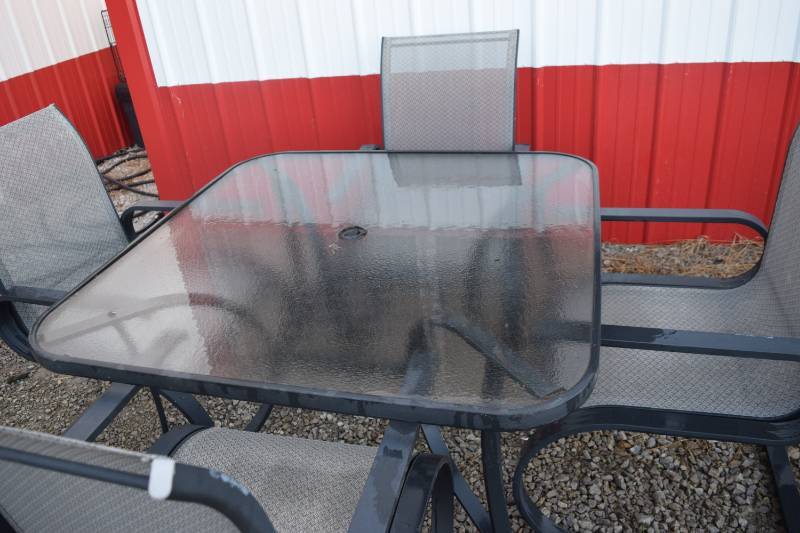 lot 43 image: Patio Table and 4 Chairs