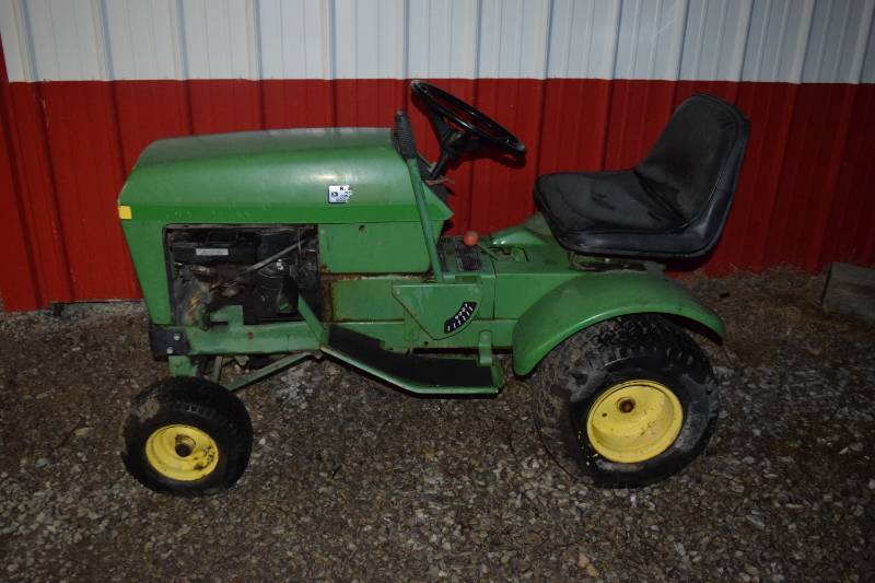 lot 53 image: 1970s Model John Deere Model 110 Steel Fender Lawn Tractor