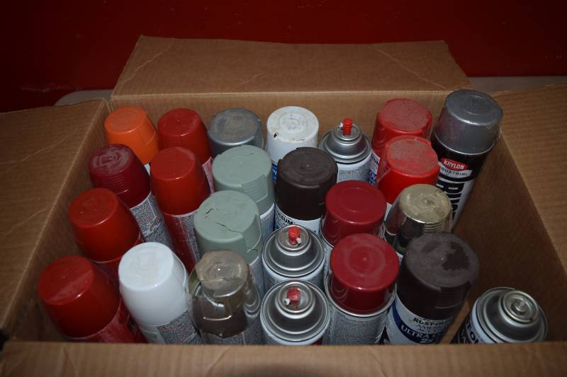 lot 67 image: 24 Cans Spray Paint