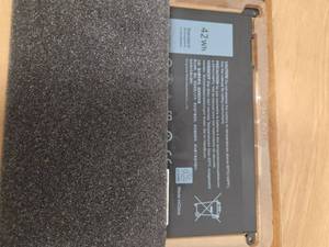 lot 1004 image: Dell WDXOR 42Wh Laptop Battery - Retail $35